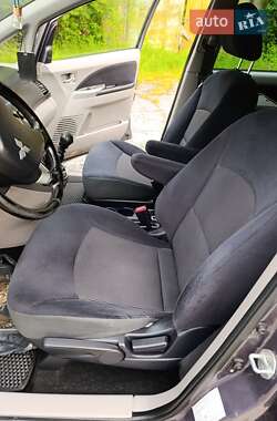 Минивэн Mitsubishi Grandis 2008 в 