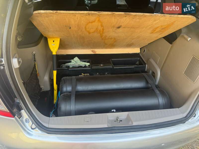 Mitsubishi Grandis 2006