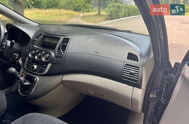 Минивэн Mitsubishi Grandis 2010 в 