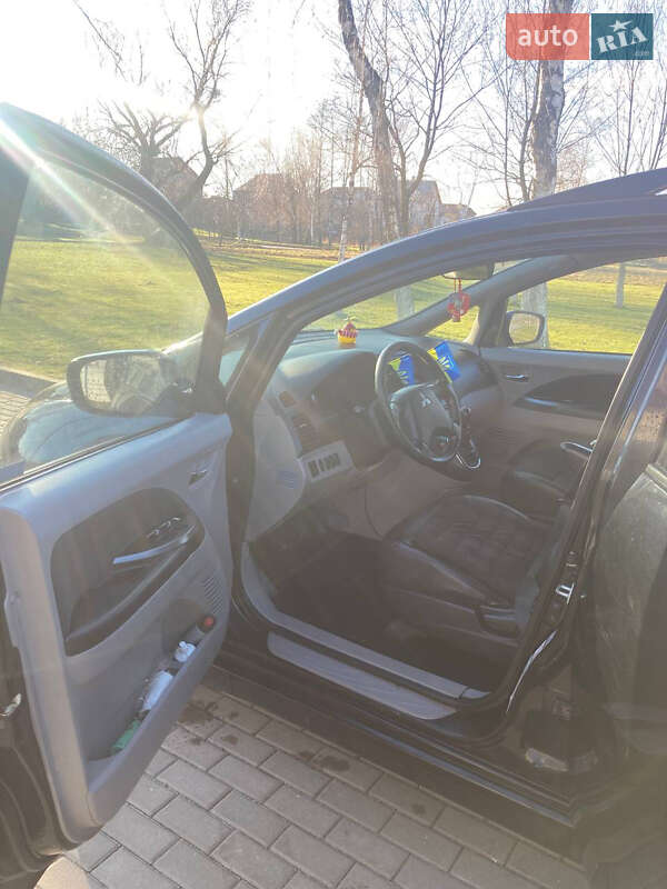 Минивэн Mitsubishi Grandis 2005 в Ровно