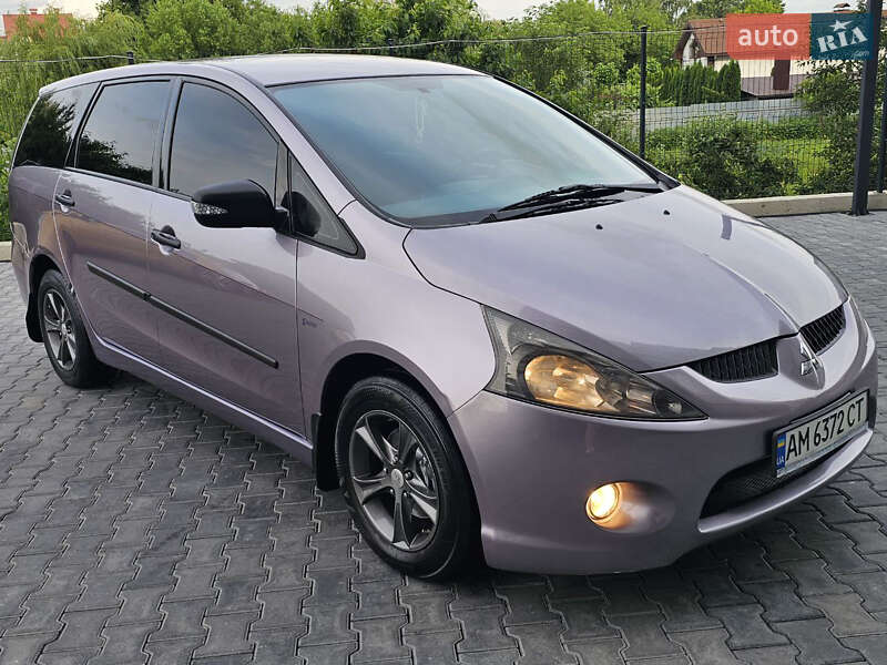 Минивэн Mitsubishi Grandis 2006 в 