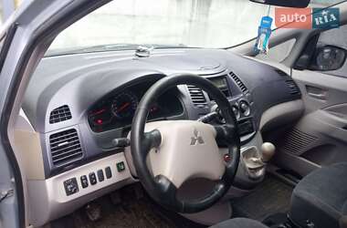 Минивэн Mitsubishi Grandis 2004 в 