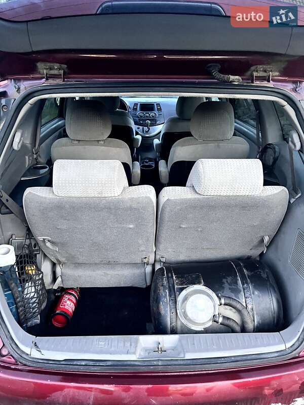 Минивэн Mitsubishi Grandis 2004 в Гатном фото 10 Минивэн Mitsubishi Grandis 2004 в Гатном