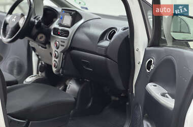 Хэтчбек Mitsubishi i-MiEV 2011 в 