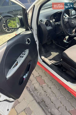 Хэтчбек Mitsubishi i-MiEV 2011 в 