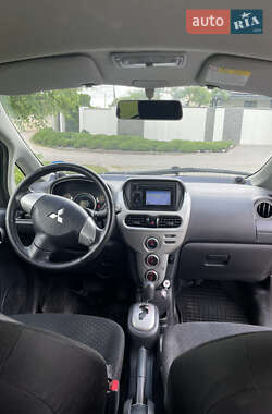 Хэтчбек Mitsubishi i-MiEV 2011 в 