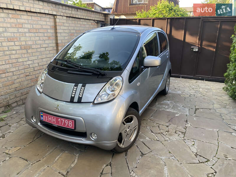 Хэтчбек Mitsubishi i-MiEV 2016 в 