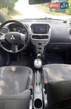Хэтчбек Mitsubishi i-MiEV 2011 в 