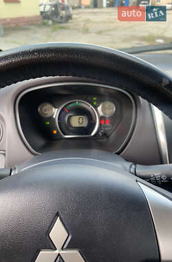 Хетчбек Mitsubishi i-MiEV 2015 в  фото 10 Хетчбек Mitsubishi i-MiEV 2015 в