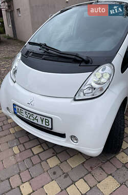 Хэтчбек Mitsubishi i-MiEV 2015 в 