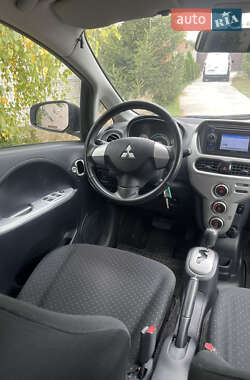 Хэтчбек Mitsubishi i-MiEV 2011 в 
