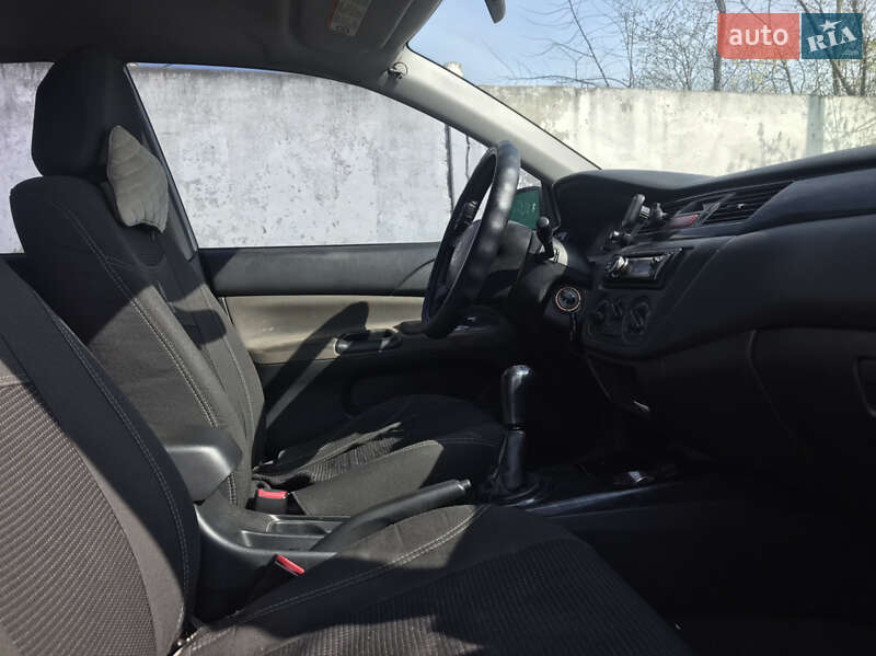 Седан Mitsubishi Lancer 2004 в Днепре