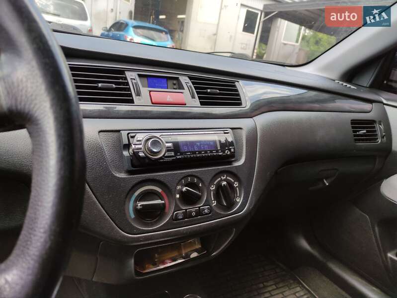 Седан Mitsubishi Lancer 2004 в Кривом Роге