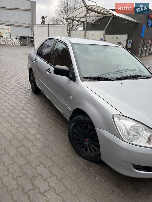 Седан Mitsubishi Lancer 2005 в Черновцах