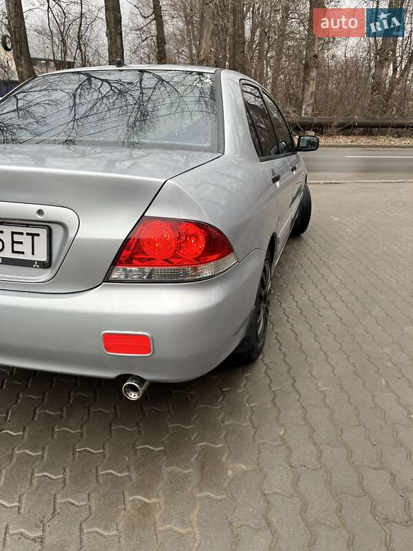 Седан Mitsubishi Lancer 2005 в Черновцах