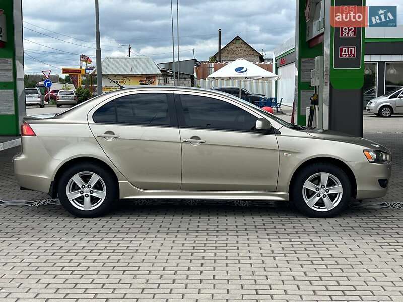 Седан Mitsubishi Lancer 2009 в Киеве