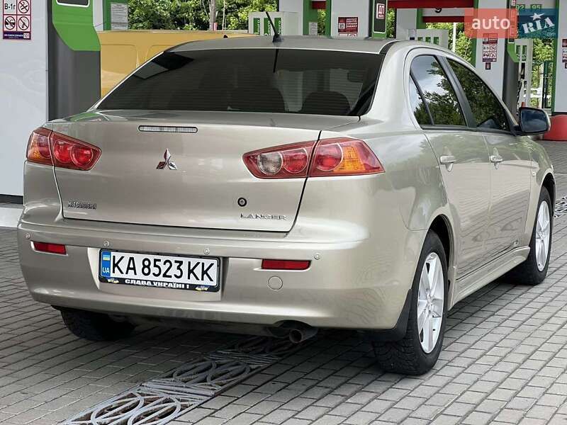 Седан Mitsubishi Lancer 2009 в Киеве