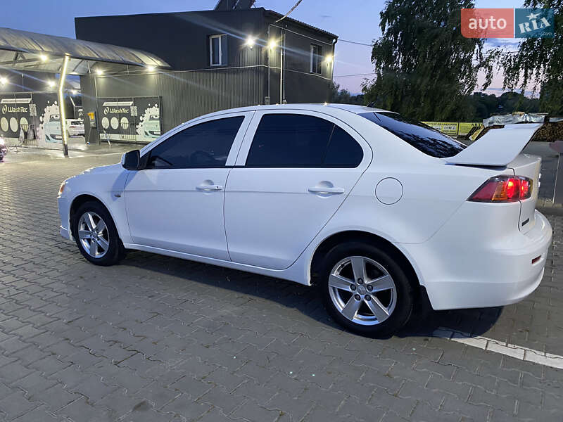 Седан Mitsubishi Lancer 2010 в Чернівцях