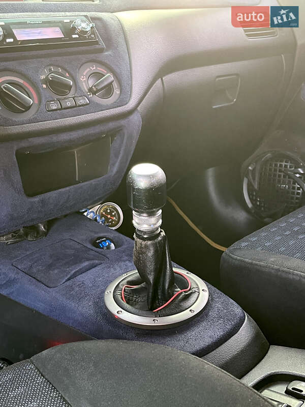 Седан Mitsubishi Lancer 2004 в Черновцах