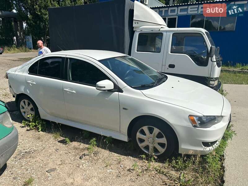 Седан Mitsubishi Lancer 2015 в Остроге