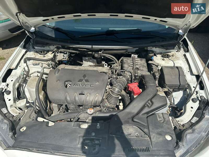 Седан Mitsubishi Lancer 2015 в Остроге