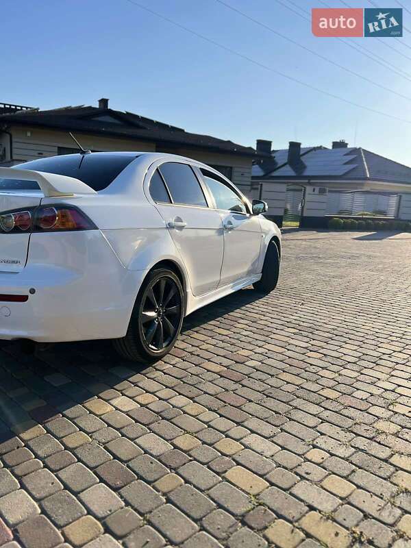 Седан Mitsubishi Lancer 2015 в Ужгороде
