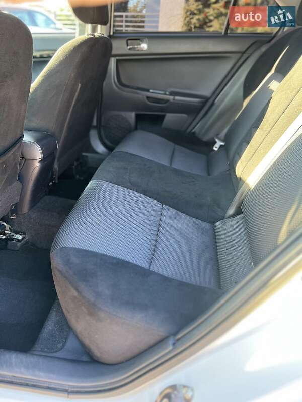 Седан Mitsubishi Lancer 2015 в Ужгороде