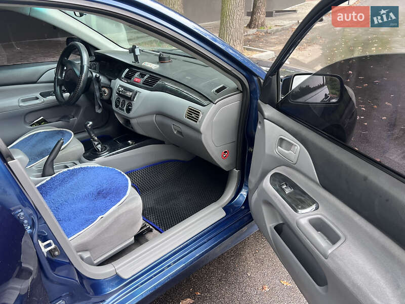 Седан Mitsubishi Lancer 2004 в Киеве