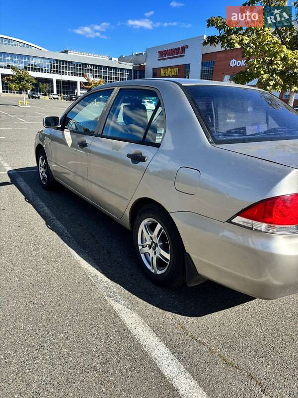 Седан Mitsubishi Lancer 2004 в Броварах
