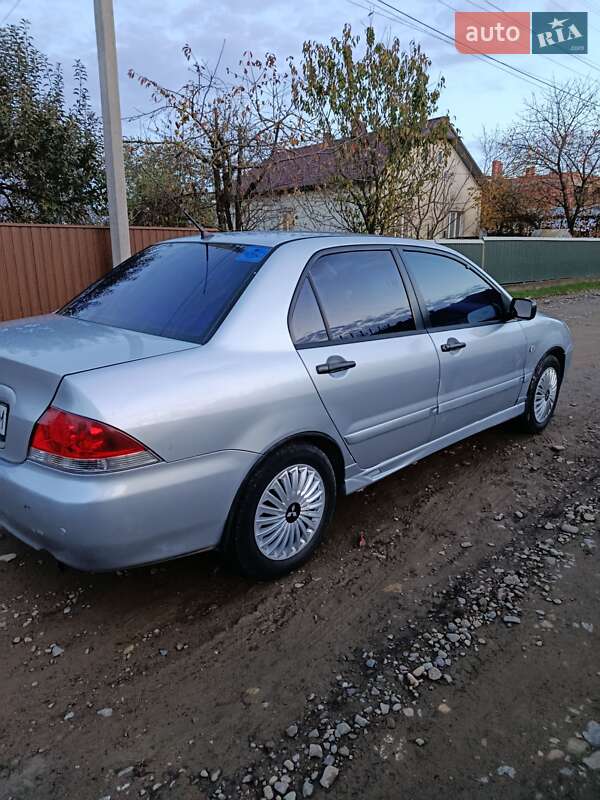 Седан Mitsubishi Lancer 2004 в Черновцах