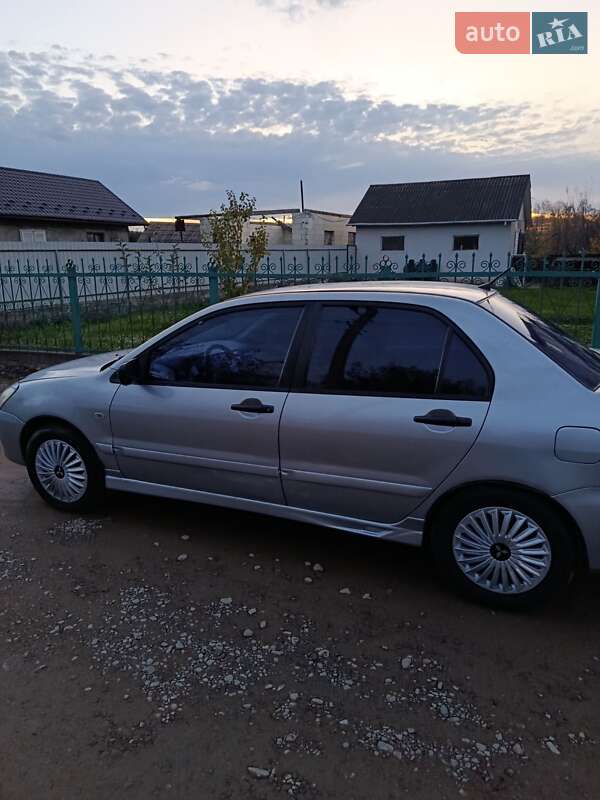 Седан Mitsubishi Lancer 2004 в Черновцах