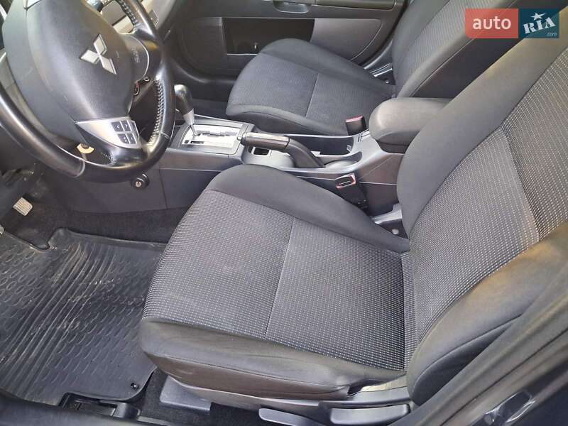 Седан Mitsubishi Lancer 2010 в Черновцах