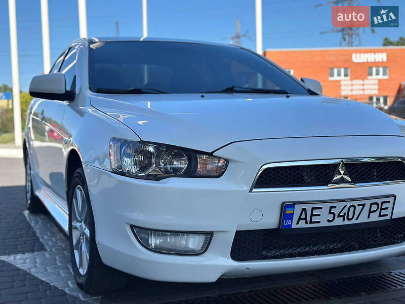 Седан Mitsubishi Lancer 2015 в Днепре
