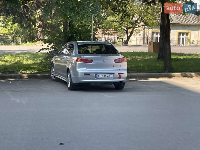 Седан Mitsubishi Lancer 2009 в Воловце
