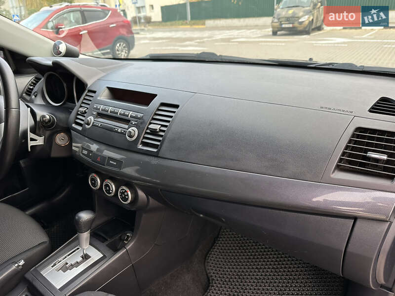 Седан Mitsubishi Lancer 2009 в Киеве