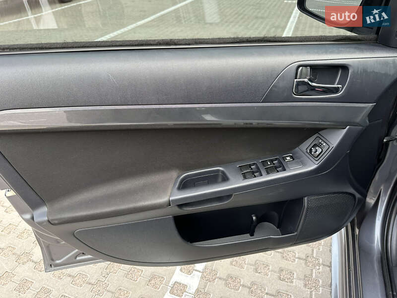 Седан Mitsubishi Lancer 2009 в Киеве