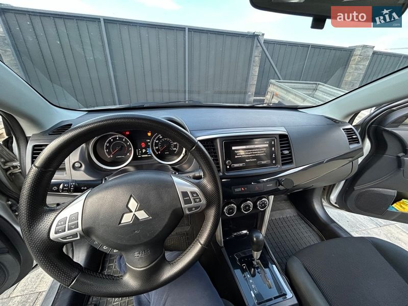 Седан Mitsubishi Lancer 2015 в Ужгороде