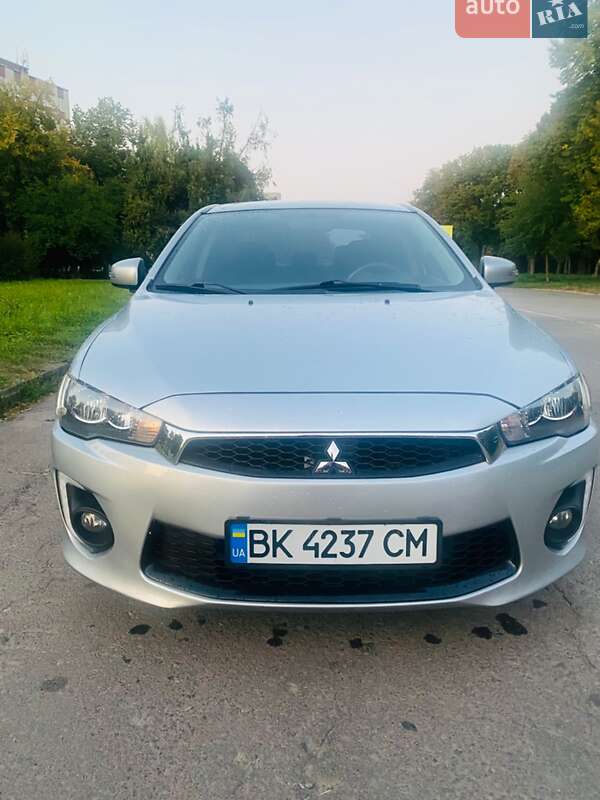 Седан Mitsubishi Lancer 2015 в Ровно