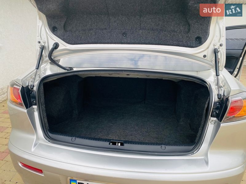 Седан Mitsubishi Lancer 2015 в Ровно