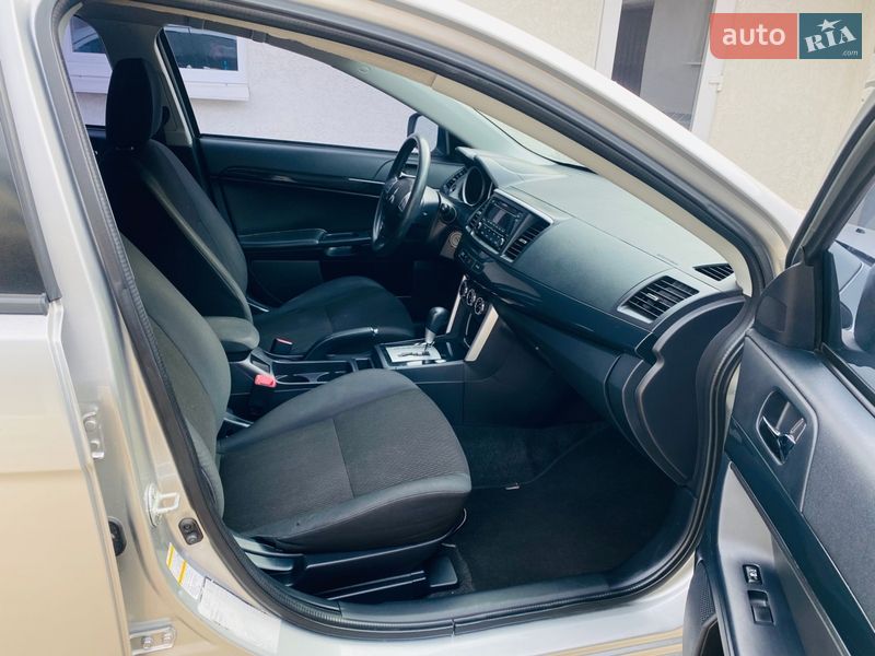 Седан Mitsubishi Lancer 2015 в Ровно