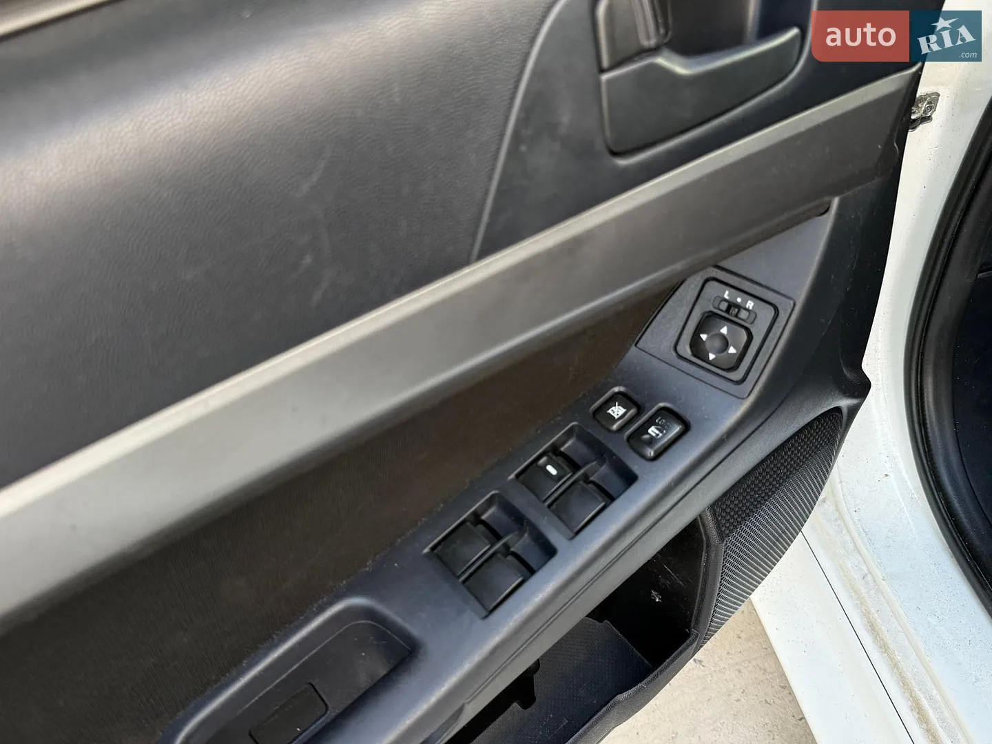 2010 Mitsubishi Lancer - мініатюра 37