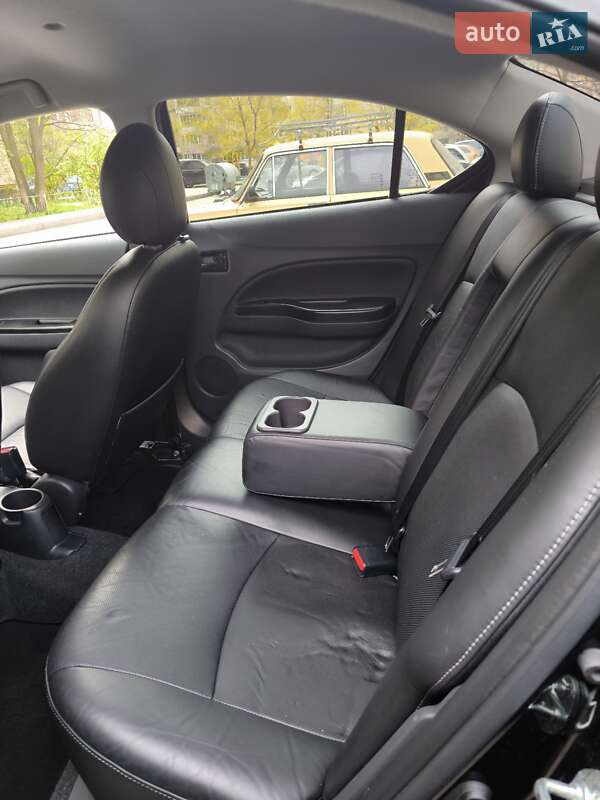 Седан Mitsubishi Mirage 2018 в Киеве