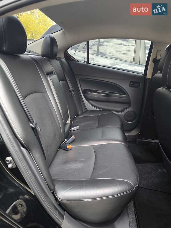 Седан Mitsubishi Mirage 2018 в Киеве