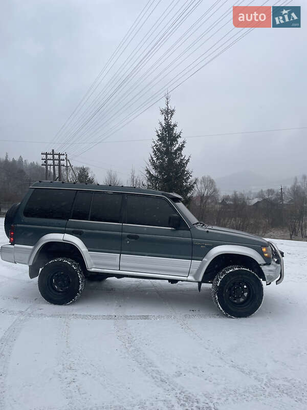 Внедорожник / Кроссовер Mitsubishi Montero 1995 в Микуличине