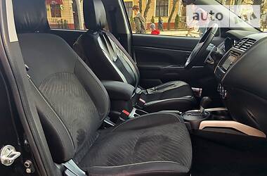 Позашляховик / Кросовер Mitsubishi Outlander Sport 2014 в 