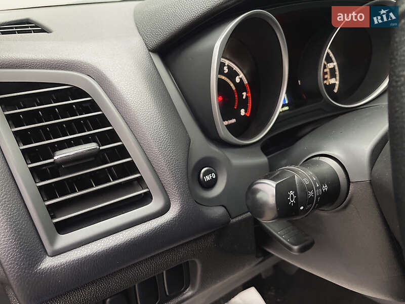 Внедорожник / Кроссовер Mitsubishi Outlander Sport 2015 в Киеве