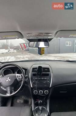 Позашляховик / Кросовер Mitsubishi Outlander Sport 2011 в 