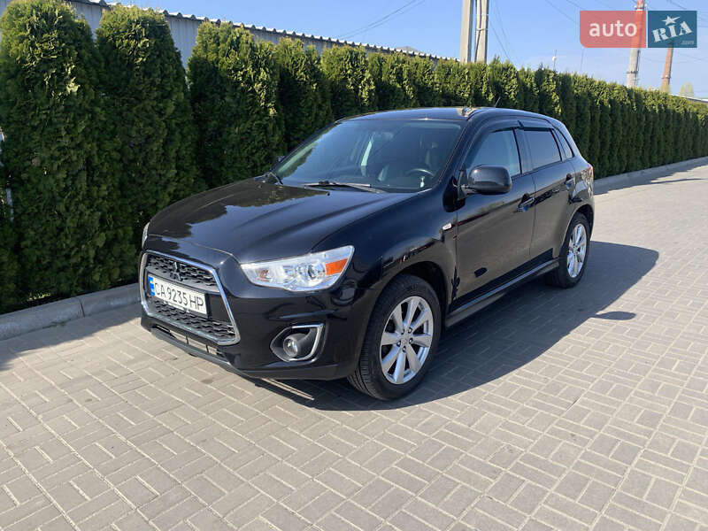 Позашляховик / Кросовер Mitsubishi Outlander Sport 2015 в 