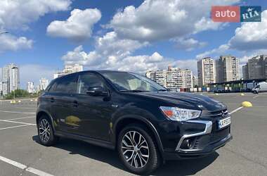 Позашляховик / Кросовер Mitsubishi Outlander Sport 2017 в 