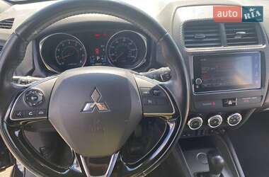 Позашляховик / Кросовер Mitsubishi Outlander Sport 2017 в 